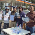रायगढ़ पुलिस का सघन यातायात जागरूकता अभियान, बिना हेलमेट दुपहिया चालकों पर कार्रवाई के साथ हेलमेट वितरण…