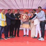 गणतंत्र दिवस परेड में ‘धरती आबा’ झांकी ने जीता दिल..आदिवासी विकास विभाग को मिला प्रथम पुरस्कार..सांसद और विधायक के हाथों सम्मानित हुए अधिकारी; 25 जनकल्याणकारी योजनाओं की थीम पर आधारित थी भव्य झांकी..