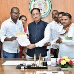 वेतन विसंगति पर शिक्षकों की हुंकार: सीएम से मिले फेडरेशन जिलाध्यक्ष, सौंपा ज्ञापन…सहायक शिक्षकों को क्रमोन्नत वेतनमान देने की मांग, सरकार ने दिया सकारात्मक परीक्षण का आश्वासन…