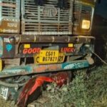 सारंगढ़ ब्रेकिंग: “सड़क पर पसरा सन्नाटा, बंधापली के पास काल बनकर दौड़ा ट्रक; मौत से जूझ रहा सालर का ईश्वर..”