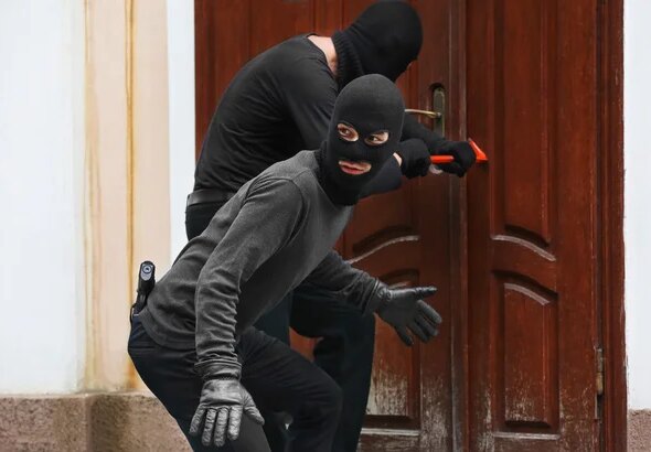 depositphotos_122698402-stock-photo-armed-thieves-breaking-a-door.jpg